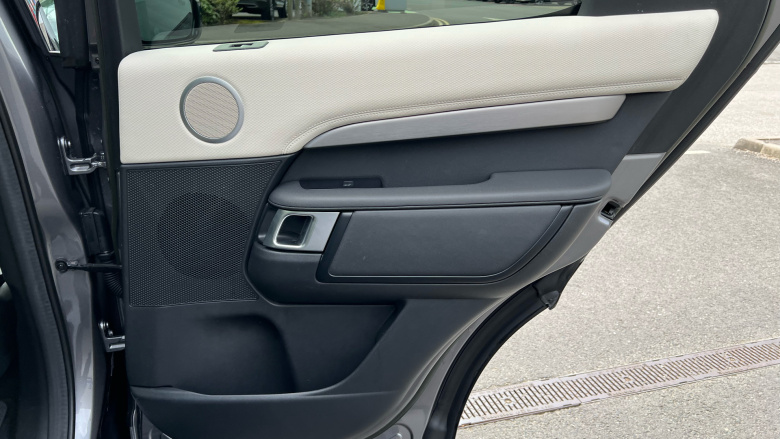 Land Rover Discovery 3.0 D300 R-Dynamic SE 5dr Auto Diesel Station Wagon